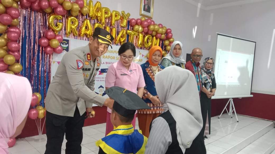 Pj Bunda PAUD Buton Hadiri Penamatan TK Kemala Bhyangkari dan TK Kombeli
