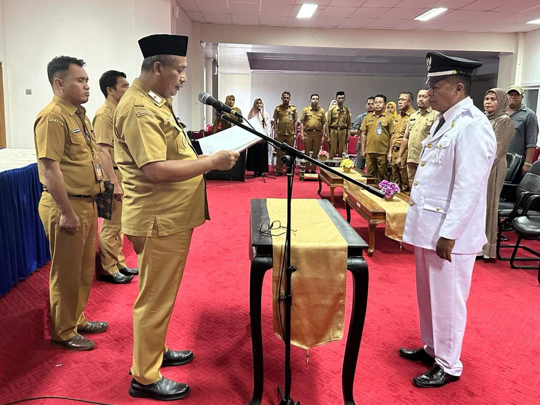 Lantik Pj Kades Wakalambe, Sekda Ingatkan Jaga Stabilitas Keamanan