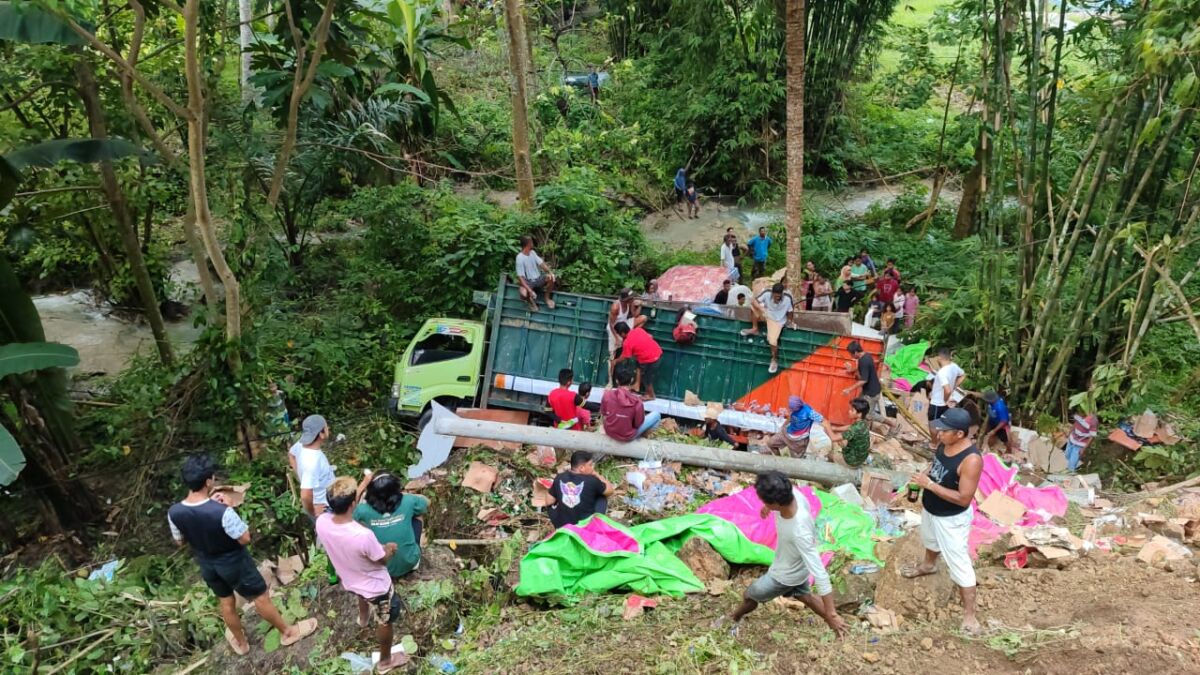 Truk Tujuan Wakatobi Terjun Ke Jurang Wakangka Gegara Mati Mesin