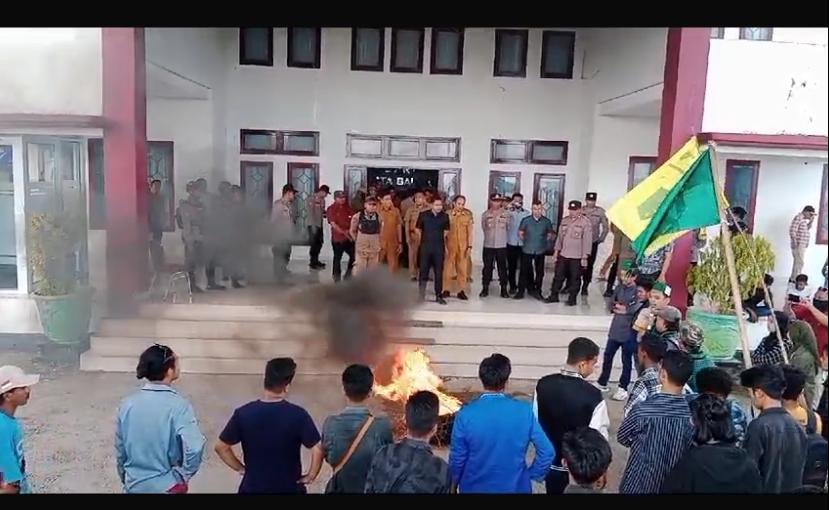 HMI Kota Baubau Demo DPRD dan Walikota