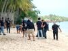 Anggota DPRD M.Suhardi bersama Pemuda lorong PK Baksos Bersihkan Pantai Lakeba