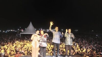 Puluhan Ribu warga Muna Tumpah Ruah di Sor Laode Pandu Hadiri Acara Bacagub Tina Nur Alam