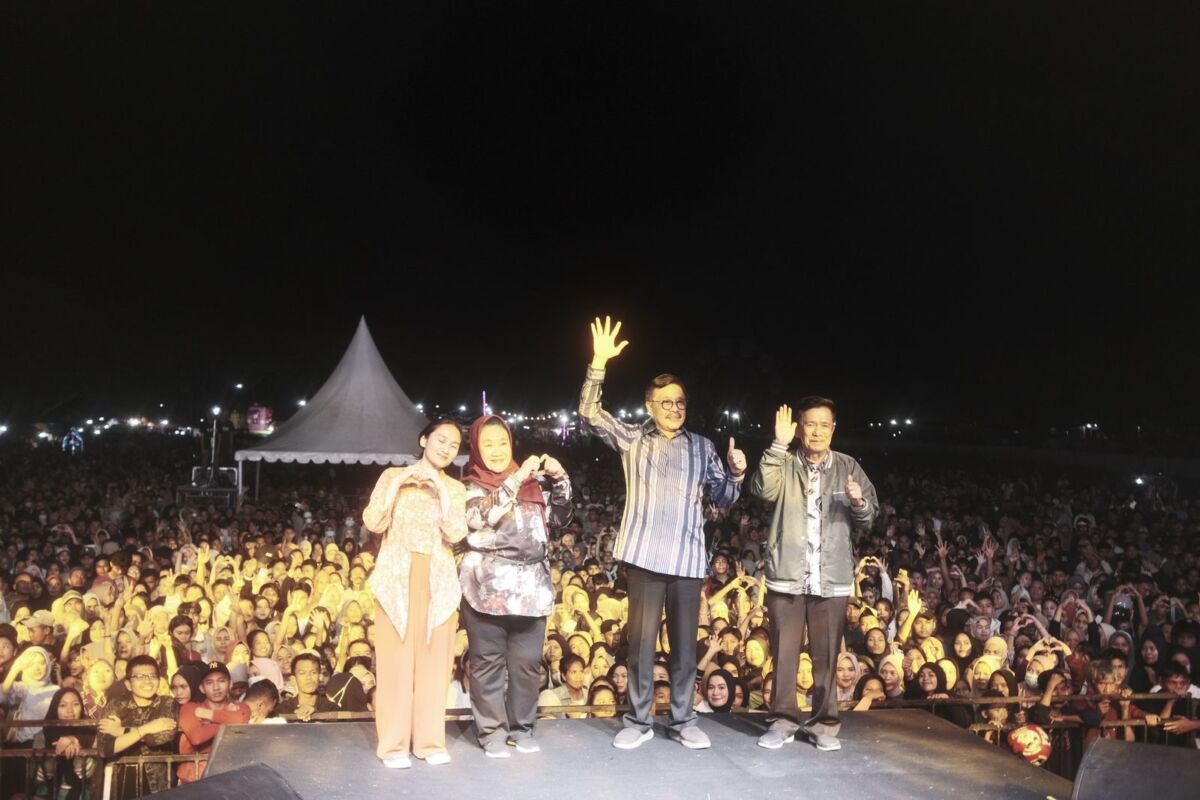 Puluhan Ribu warga Muna Tumpah Ruah di Sor Laode Pandu Hadiri Acara Bacagub Tina Nur Alam