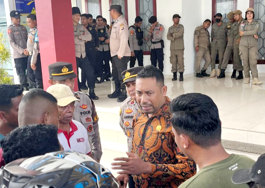 Anggota DPRD M.Suhardi Temui Massa Aksi Sengketa Lahan Bandara Baubau