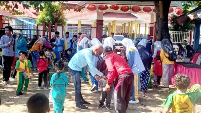 Aksi Bunda PAUD dan Anak TK, Peduli Lingkungan bersih – bersih Pantai Kondowa