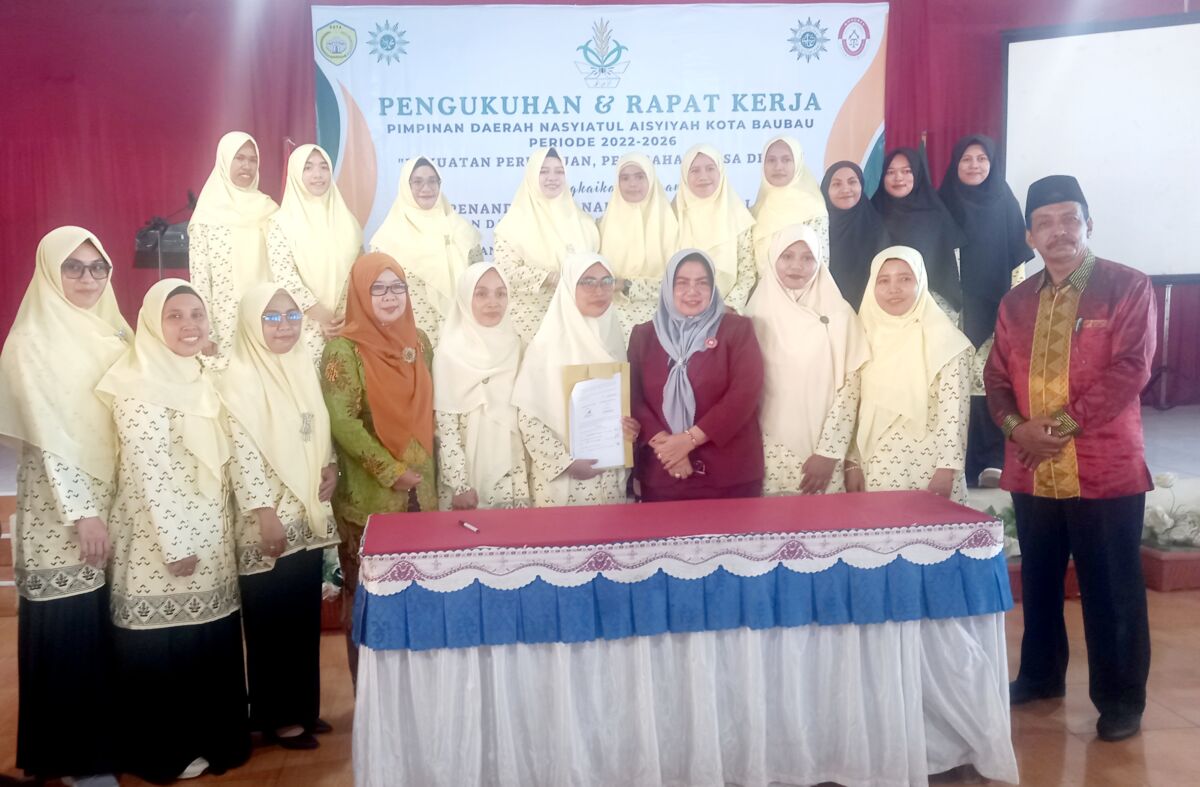 Hadiri Pengukuhan PD Nasyiatul Aisyiyah, Nursanti Monianse Harap PD NA Berperan dalam Pembangunan Kota Baubau