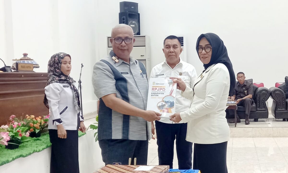 Pemkab Serahkan Raperda RPJPD Kabupaten Buton 2025-2045 ke DPRD