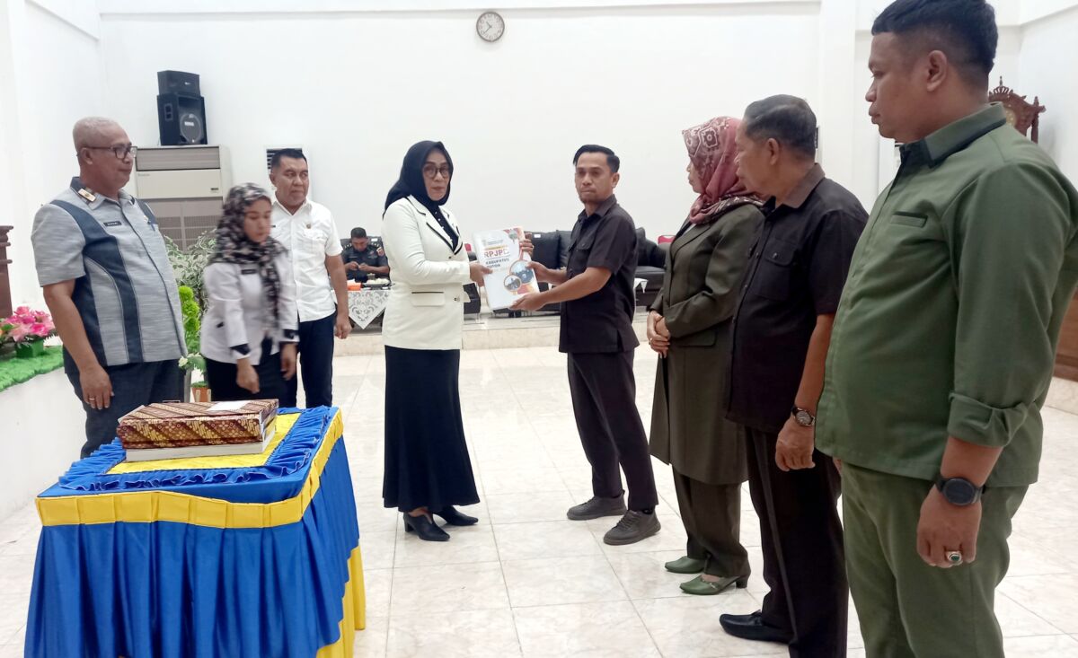 Pemkab Serahkan Raperda RPJPD Kabupaten Buton 2025-2045 ke DPRD Pemkab Serahkan Raperda RPJPD Kabupaten Buton 2025-2045 ke DPRD