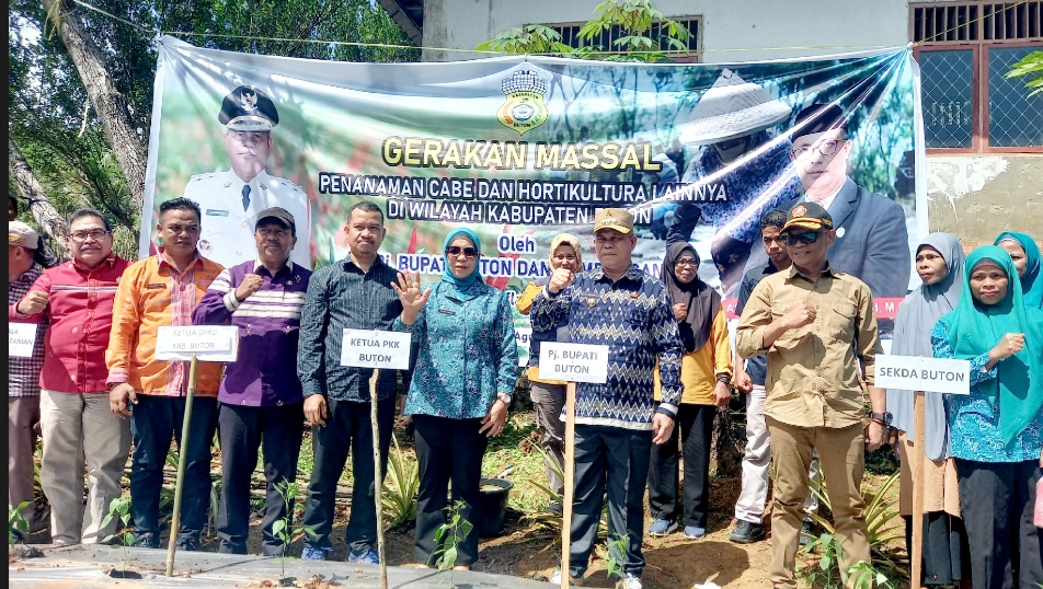 Pj Bupati Buton bersama Ketua TP PKK Panen Tomat dan Tanam Cabai di BPP Siotapina Pj Bupati Buton bersama Ketua TP PKK Panen Tomat dan Tanam Cabai di BPP Siotapina