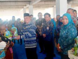 Pj Bupati Buton Serahkan Bantuan Sosial kepada Ratusan Warga