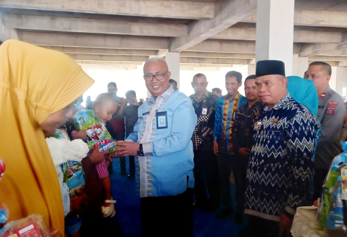 Pj Bupati Buton Serahkan Bantuan Sosial kepada Ratusan Warga Pj Bupati Buton Serahkan Bantuan Sosial kepada Ratusan Warga