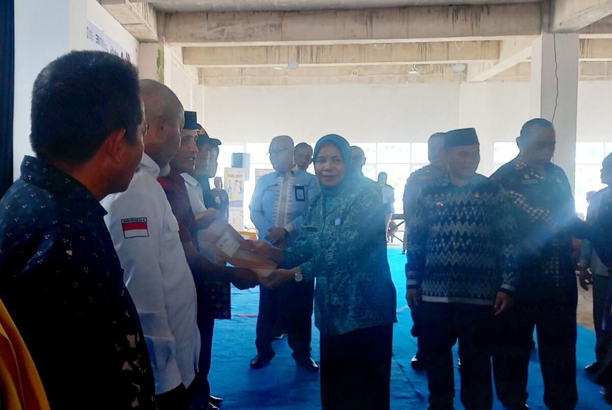 Pj Bupati Buton Serahkan Bantuan Sosial kepada Ratusan Warga Pj Bupati Buton Serahkan Bantuan Sosial kepada Ratusan Warga