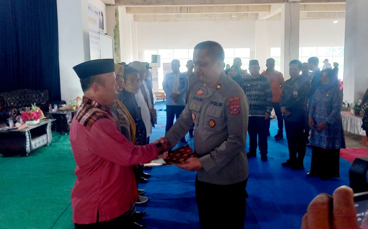 Pj Bupati Buton Serahkan Bantuan Sosial kepada Ratusan Warga Pj Bupati Buton Serahkan Bantuan Sosial kepada Ratusan Warga