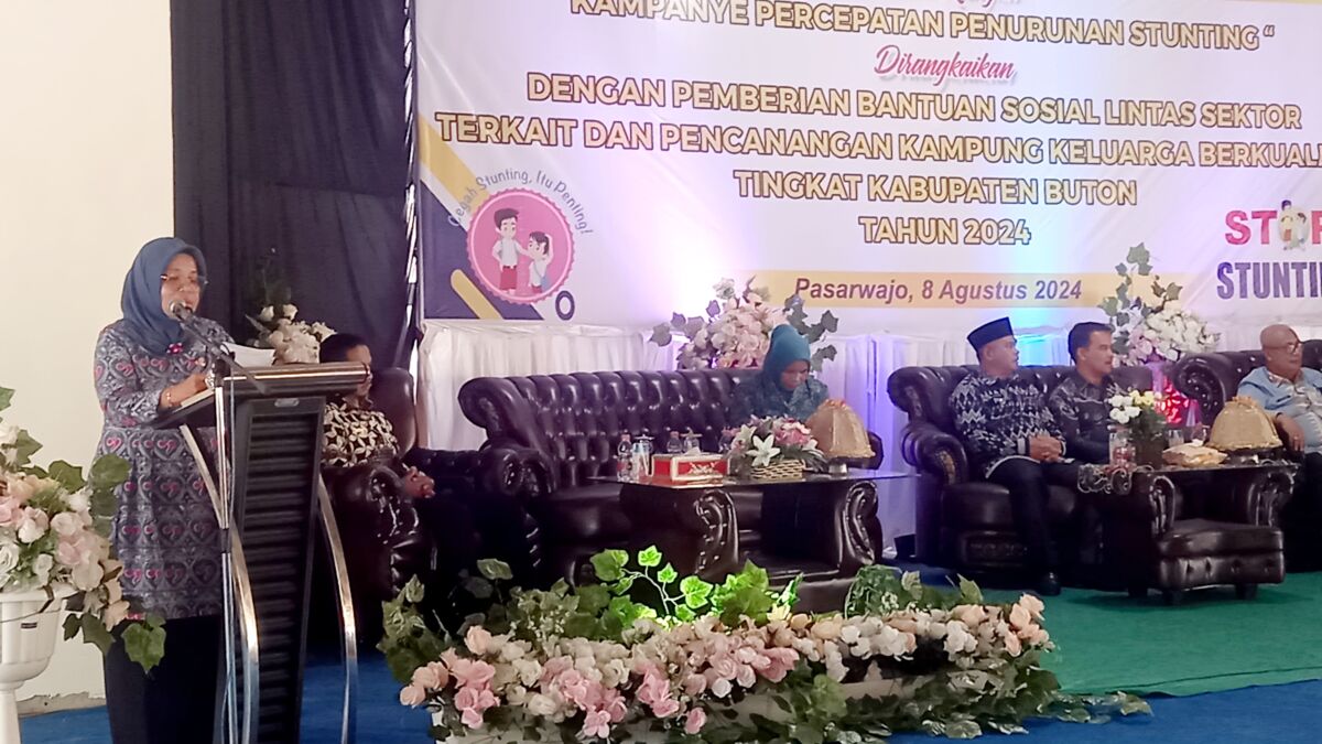 Pj Bupati Buton Serahkan Bantuan Sosial kepada Ratusan Warga Pj Bupati Buton Serahkan Bantuan Sosial kepada Ratusan Warga