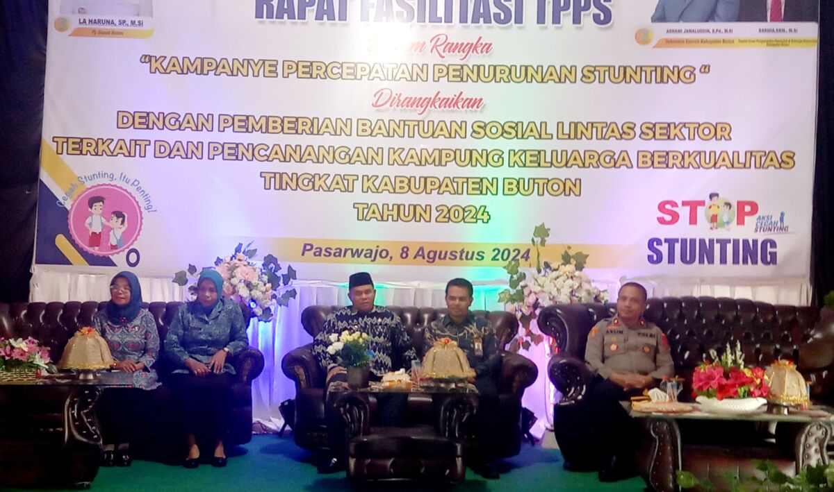 Pj Bupati Buton Serahkan Bantuan Sosial kepada Ratusan Warga Pj Bupati Buton Serahkan Bantuan Sosial kepada Ratusan Warga