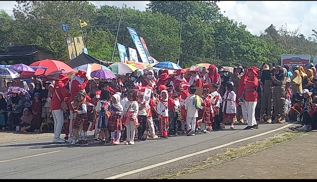 Warga Buton Antusias Nonton Gerak Jalan Indah