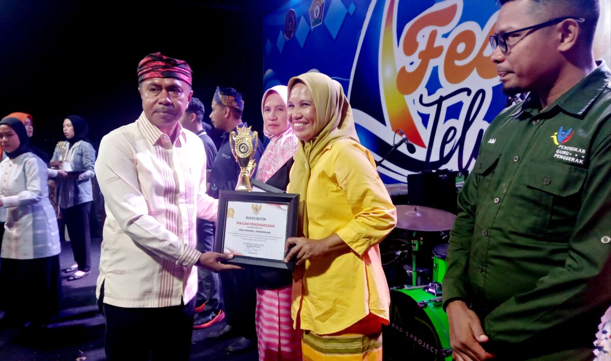 Sekda Tutup Festival Teluk Pasarwajo Sekda Tutup Festival Teluk Pasarwajo