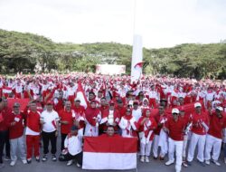 Sekda Sultra Launching Gerakan Pembagian Bendera Merah Putih