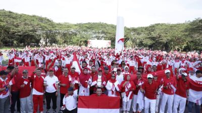 Sekda Sultra Launching Gerakan Pembagian Bendera Merah Putih