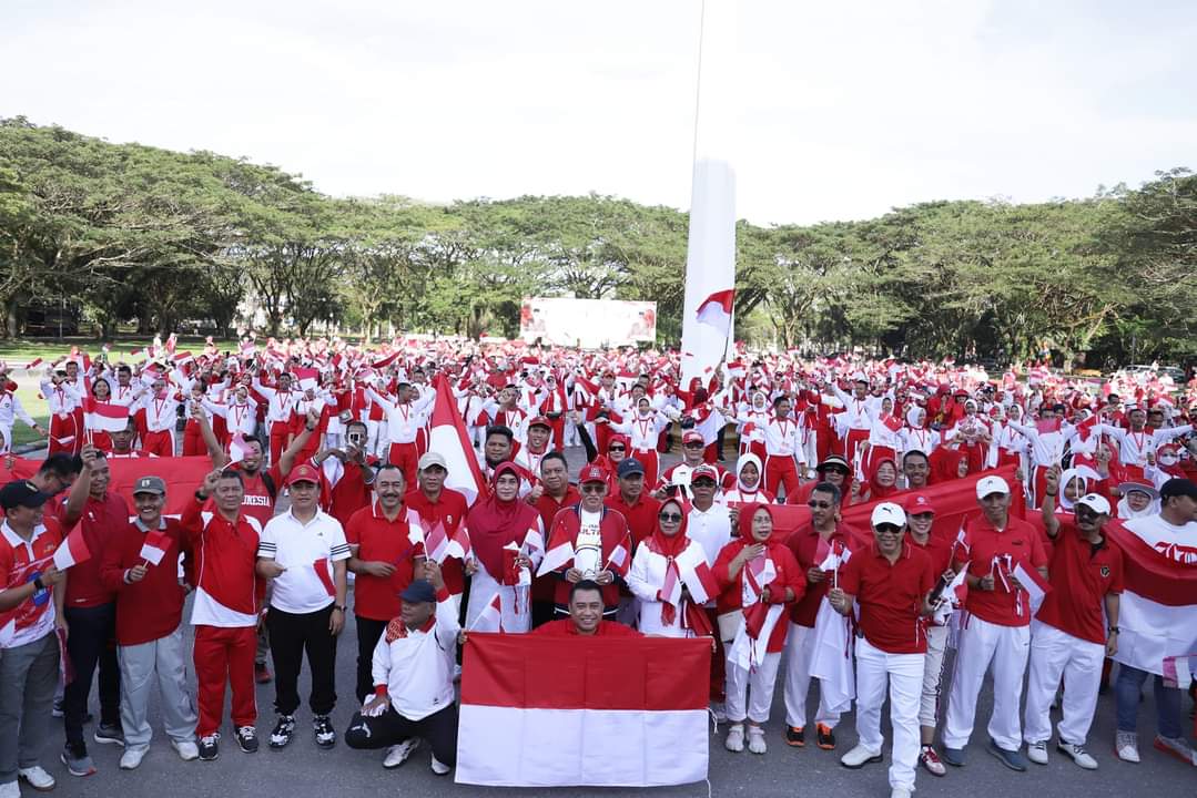 Sekda Sultra Launching Gerakan Pembagian Bendera Merah Putih