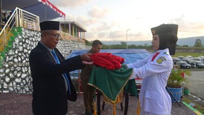 Sekda Buton Pimpin Upacara Penurunan Bendera HUT ke-79 RI