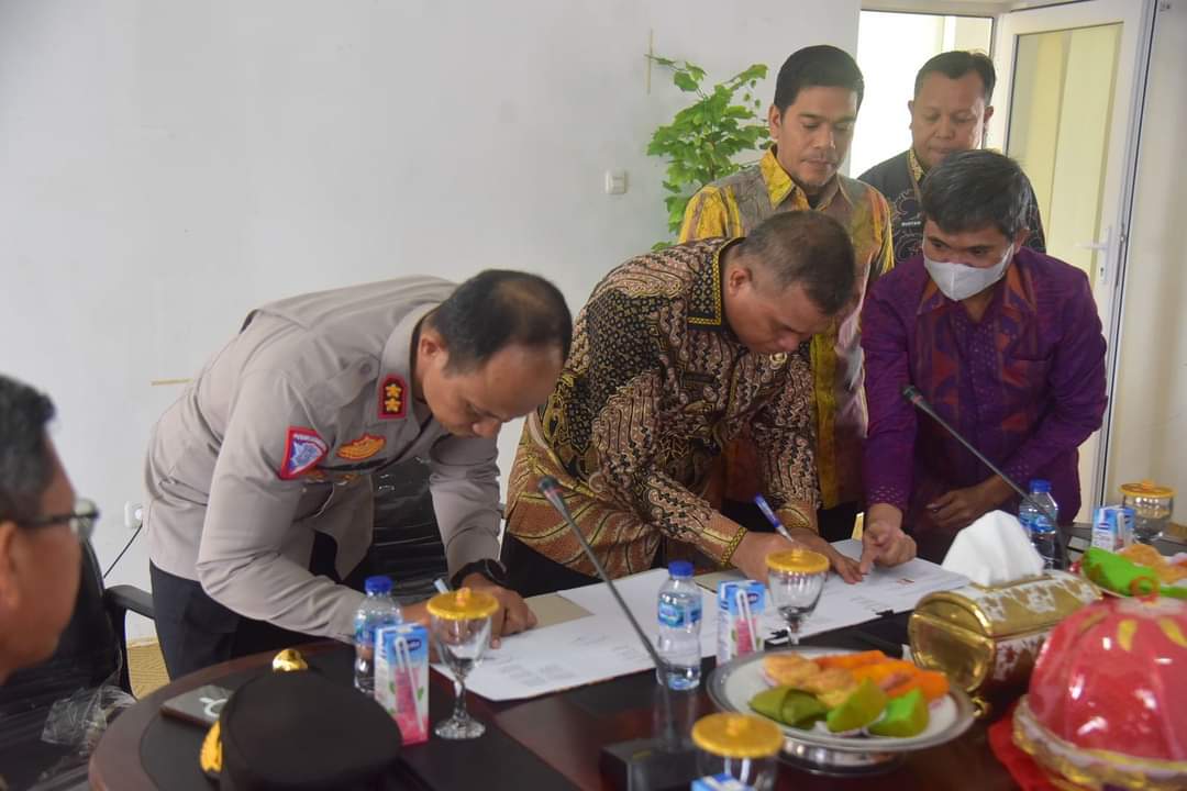 Pemkab Buton, Polres, dan Pengadilan Agama Teken MoU Perlindungan Anak Pemkab Buton, Polres, dan Pengadilan Agama Teken MoU Perlindungan Anak