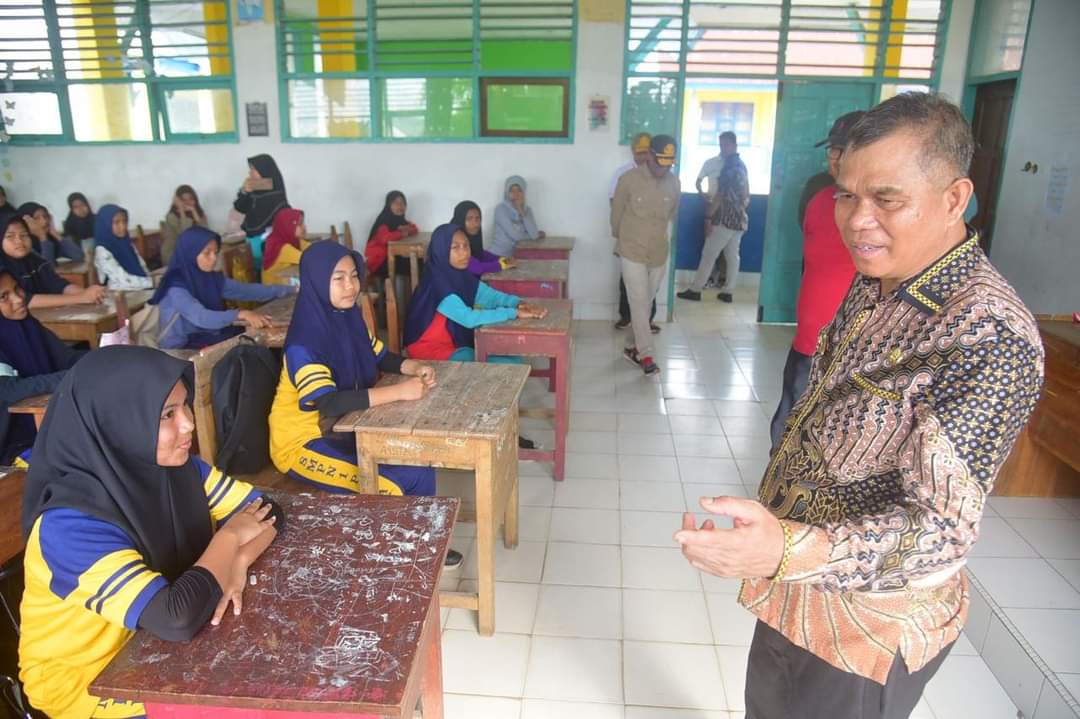 Pj. Bupati Buton Kunjungi SDN 15 Buton dan SMPN 1 Buton