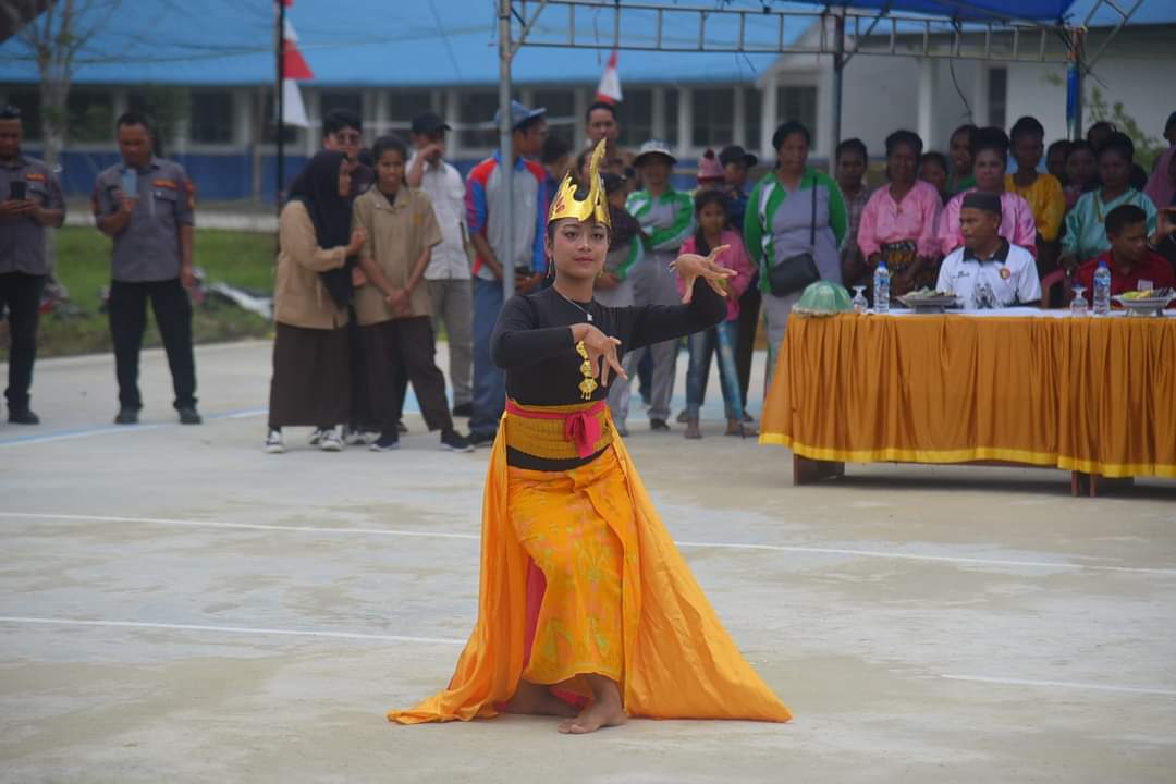 Pj. Bupati Buton Resmikan Lapangan Desa Bukit Asri