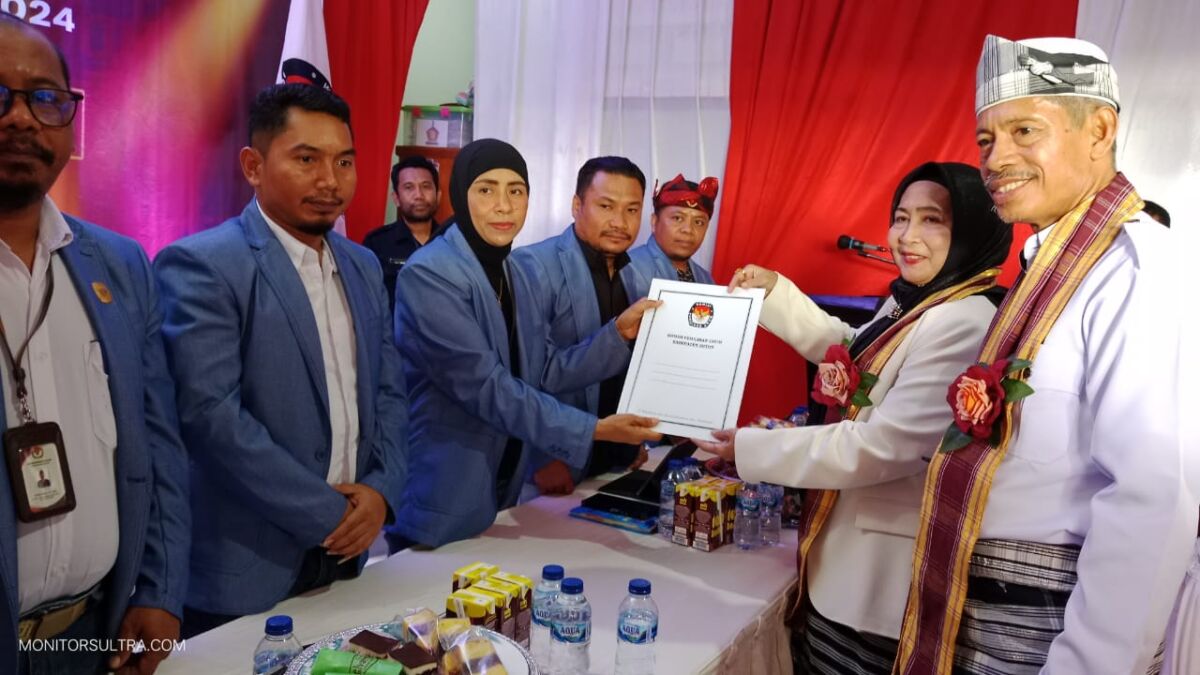 Ribuan Warga Antar Pasangan Syara Daftar di KPU