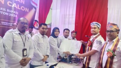 Alvin - Sarifudin daftar di KPUD Buton
