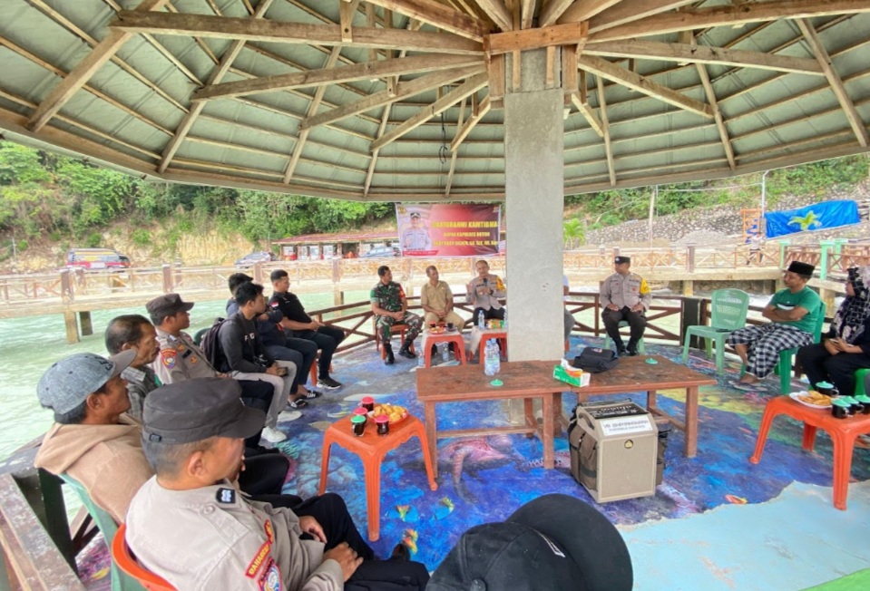 Jelang Pilkada, Kapolres Buton Sambangi Masyarakat Wawoangi Busel