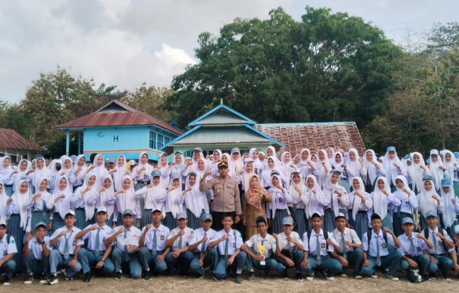 Wujudkan Millenial Cerdas, Kapolsek Sampolawa Kunjungi SMA Negeri 1 Sampolawa