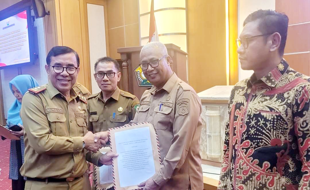 Sekda Buton Terima SK Evaluasi Raperda PertanggungJawaban ABPD Buton 2023