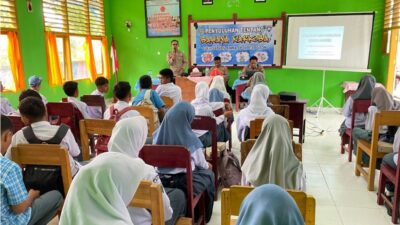 Polisi Edukasi Bahaya Narkoba dan Kenakalan Remaja di SMAN 1 Pasarwajo