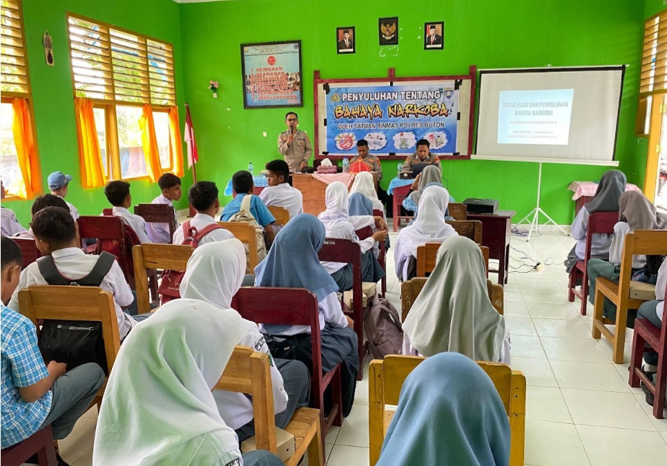 Polisi Edukasi Bahaya Narkoba dan Kenakalan Remaja di SMAN 1 Pasarwajo