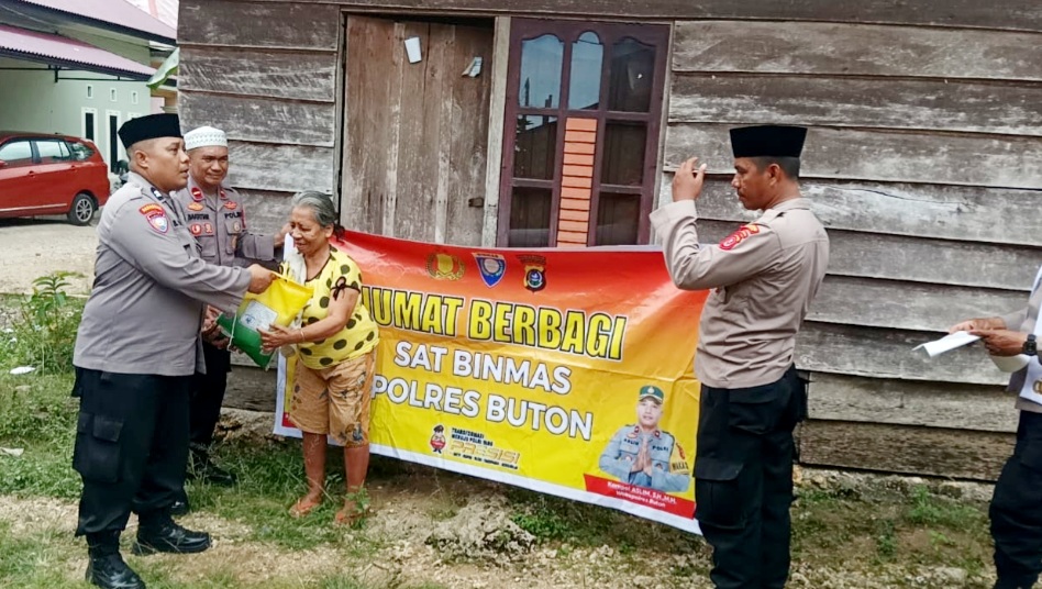 Jumat Berkah, Satbinmas Polres Buton Bagikan Sembako kepada Warga