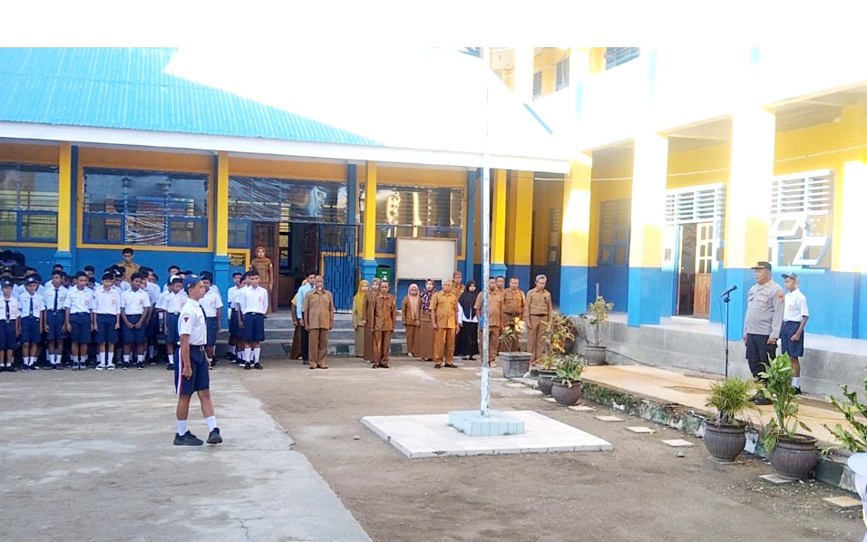 Cegah Pergaulan Bebas Kasi Humas Polres Buton Berikan Pembinaan di SMPN 1 Buton