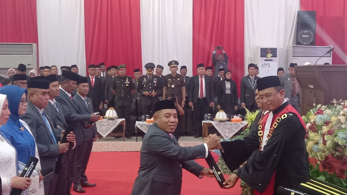 Ketua Pengadilan Negeri Lantik 25 Anggota DPRD Buton