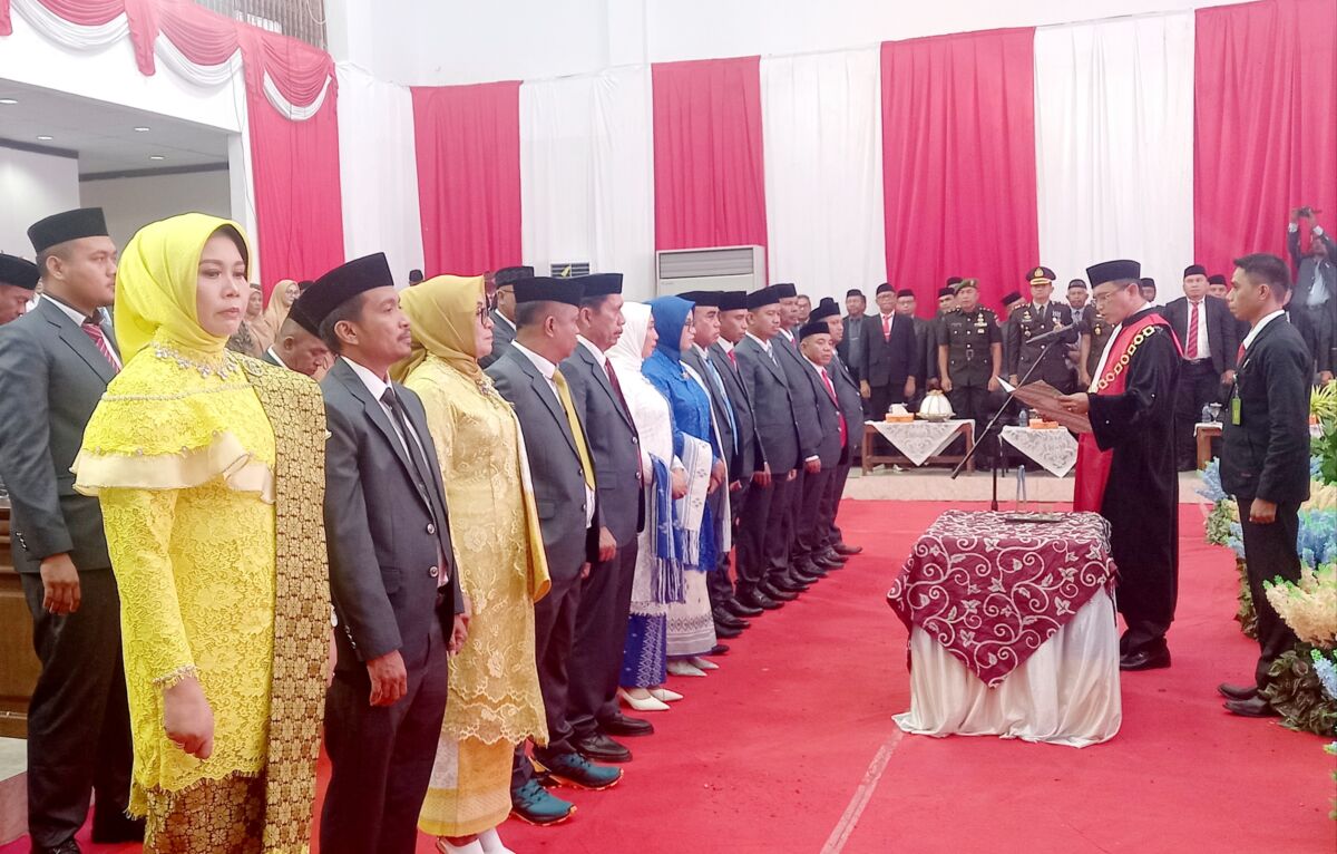 Ketua Pengadilan Negeri Lantik 25 Anggota DPRD Buton Ketua Pengadilan Negeri Lantik 25 Anggota DPRD Buton