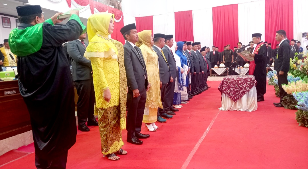 Pj Bupati Buton Hadiri Pelantikan Anggota DPRD Buton Pj Bupati Buton Hadiri Pelantikan Anggota DPRD Buton