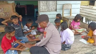 Peduli Pendidikan, Aiptu Mariyanto PM Bagikan Peralatan Tulis untuk Murid SD di Bajo