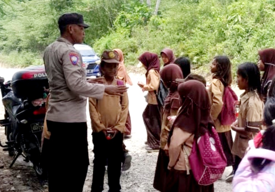 Kanit Binmas Polsek Lasalimu Edukasi Murid Sekolah Dasar