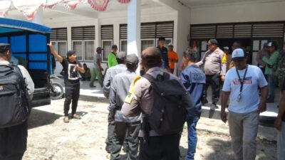 Polisi Kawal Pendistribusian Kotak Suara ke TPS