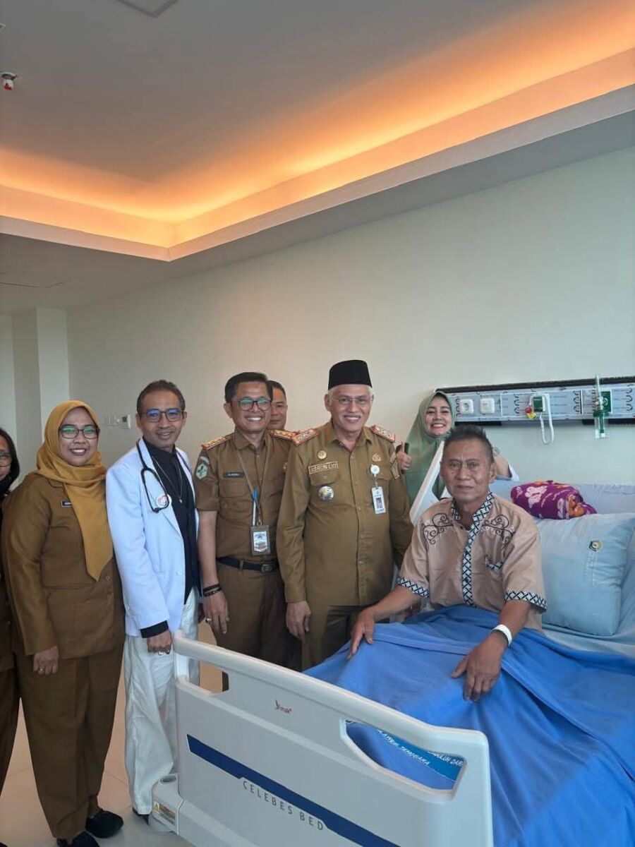 Sekda Sultra Kunjungi Pasien Operasi Jantung di RS Oputa Yi Koo
