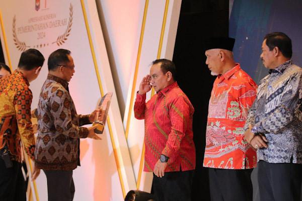 Mendagri Beri Penghargaan Kepada Pj. Gubernur Sultra