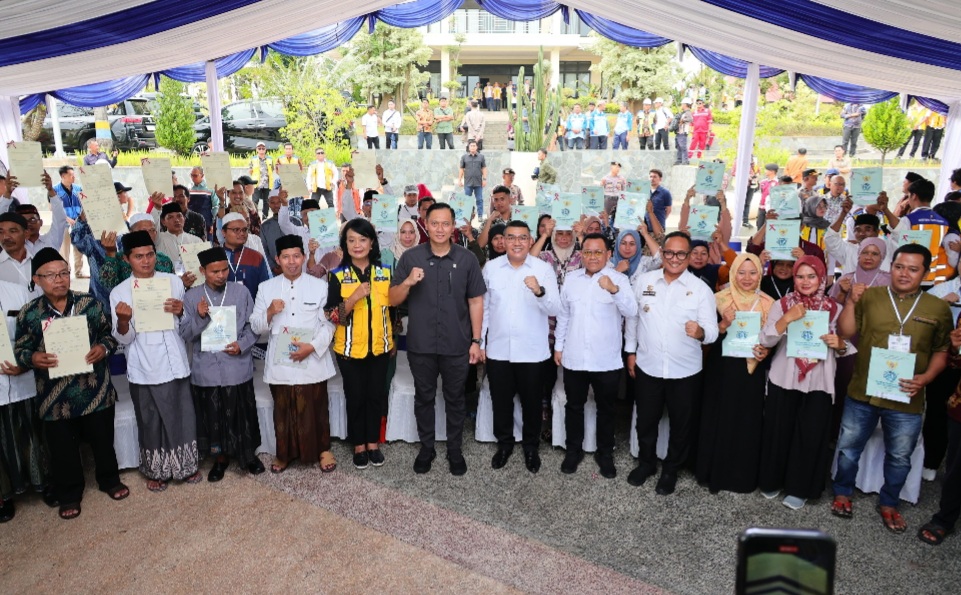 Tegaskan Kepastian Hukum Tanah Warga Negara, Menko AHY dan Wamen Ossy Serahkan Setipikat Tanah untuk Warga Lebak