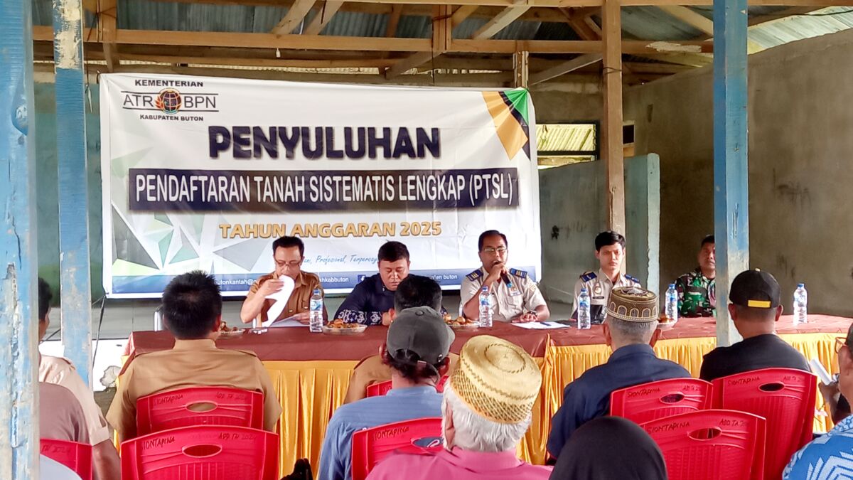 Ratusan Warga Desa Siotapina Ikuti Sosialisasi PTSL Ratusan Warga Desa Siotapina Ikuti Sosialisasi PTSL