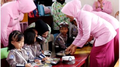 Kunker, Ketua Bhayangkari Daerah Sultra Bagikan Makanan Bergizi Kepada Anak TK Kemala Bhayangkari