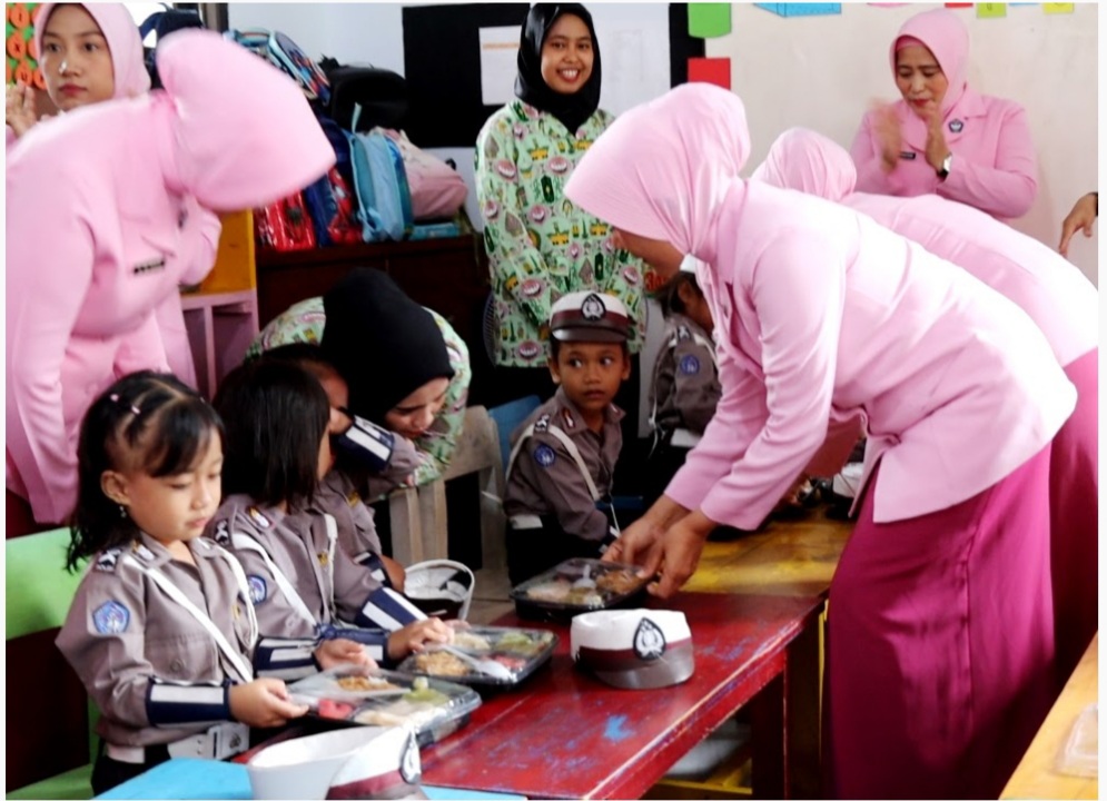Kunker, Ketua Bhayangkari Daerah Sultra Bagikan Makanan Bergizi Kepada Anak TK Kemala Bhayangkari