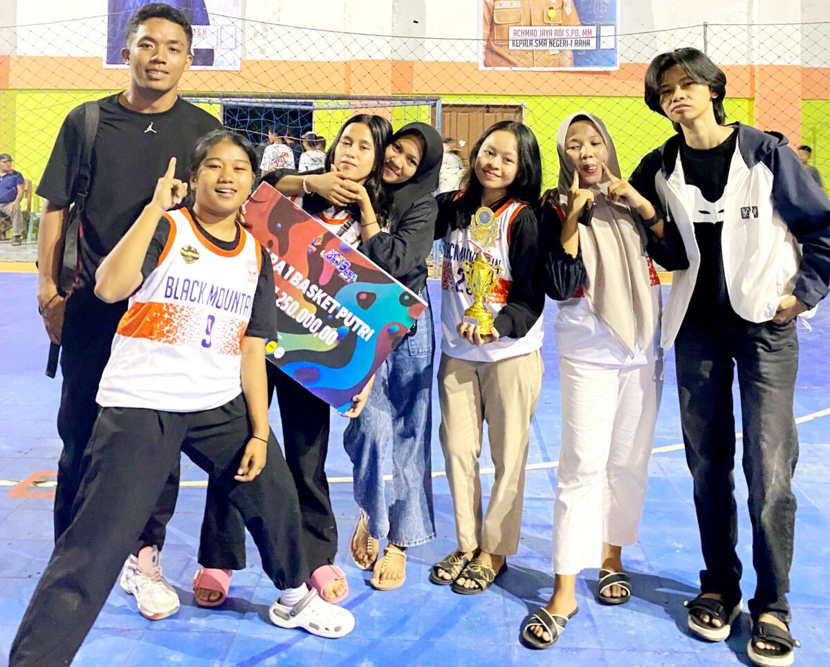 Tim Basket Putri SMAN 1 Pasarwajo Juara 1 dalam Ajang Bola Basket Kors SMANSARA Cup 1